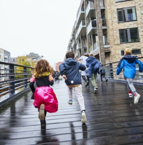 Børn løber over broen på Sluseholmen efter piraten.